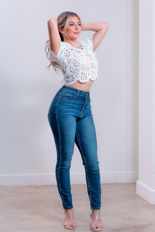 Embroidered Blouse with Volume Sleeves – Unique Details